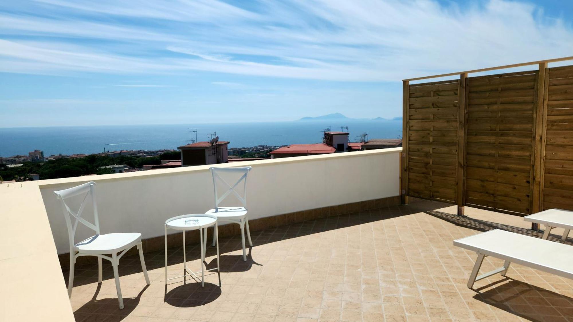Deluxe Queen Room with Terrace and Sea View - Non-Smoking
